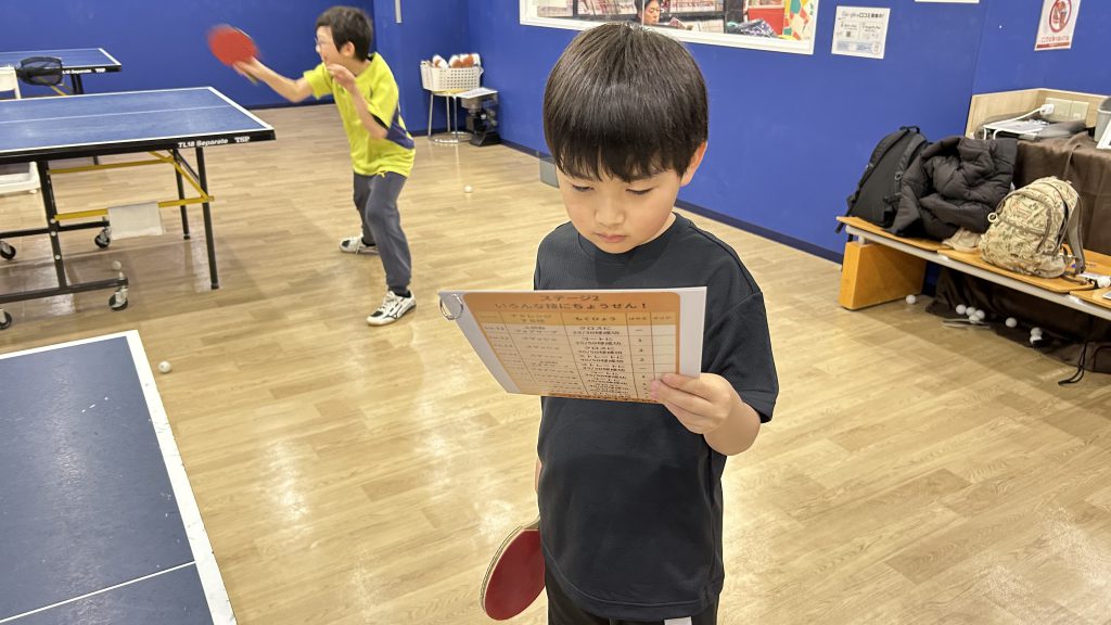 enjoyチャレンジの件定評を生徒の小学生が見ている様子